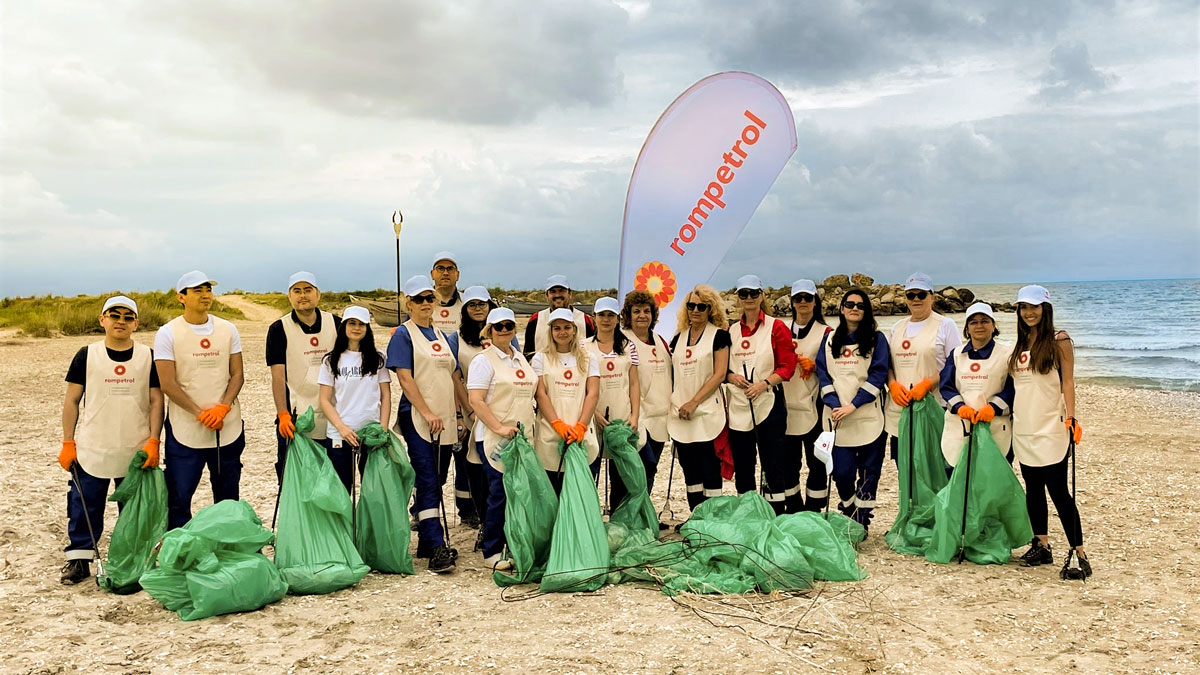 Sărbătorirea Zilei Mondiale a Mediului de către personalul Rompetrol prin efectuarea unei curățări a plajei